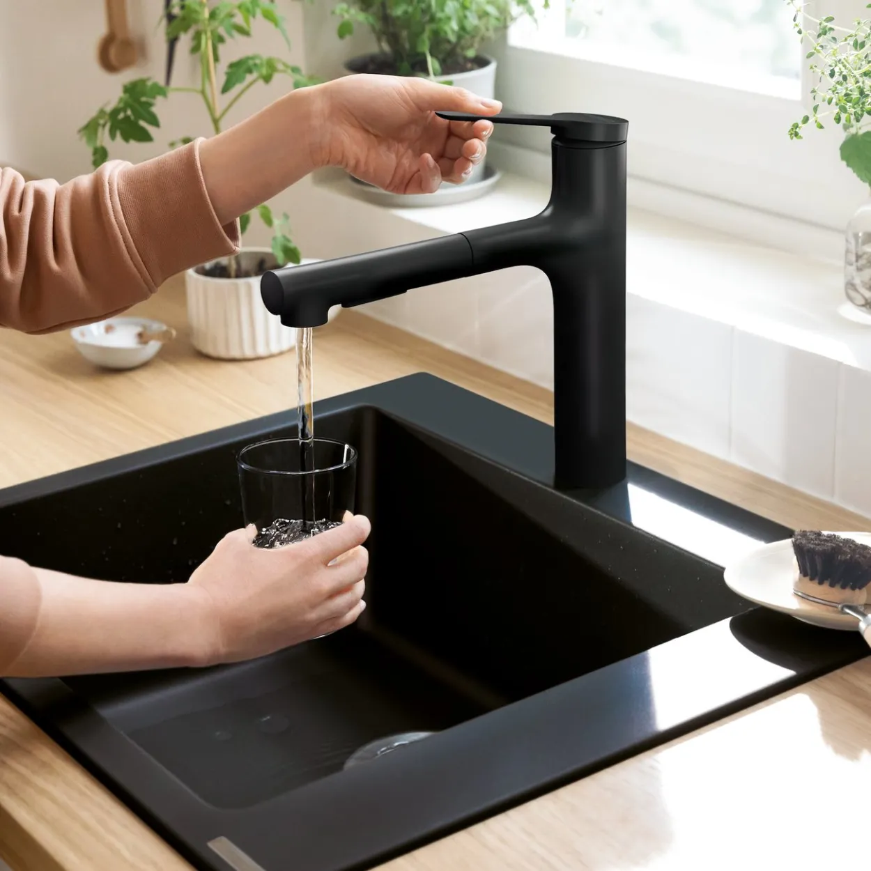 Hansgrohe zesis m33 kjøkkenarmatur 160 matt sort m/uttrekk