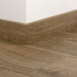 Pergo fargetilpasset sokkellist browned oak