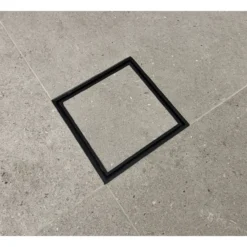Slukrist tile in 20x20 cm sort matt