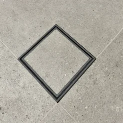Slukrist tile in 20x20 cm stone finish mørk granitt