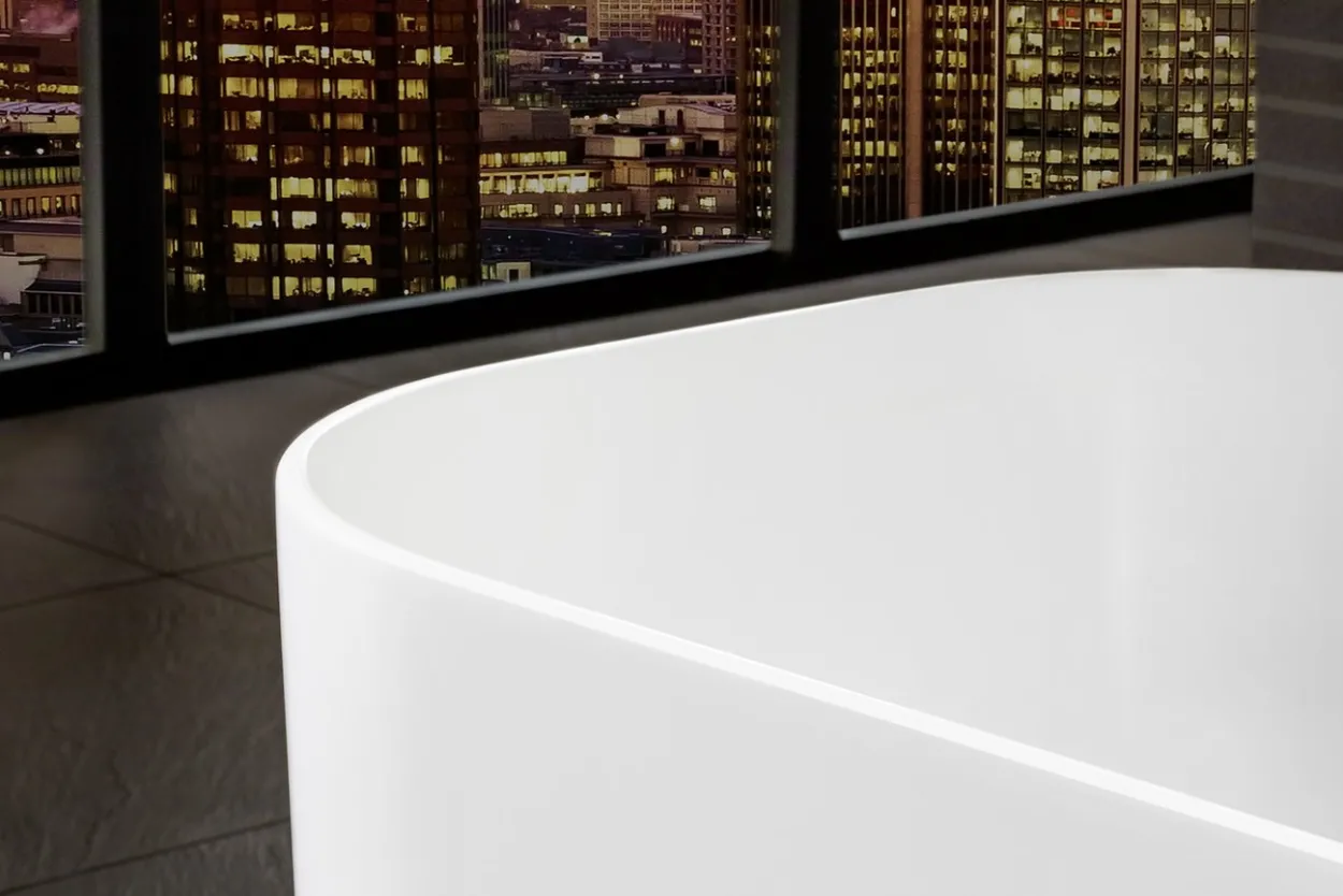 V&b finion badekar 170x70 med påfylling via overløp, lys og designkant, detaljer i krom
