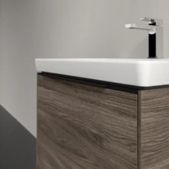 V&b subway 3.0 servantskap 57x42 stone oak m/lys håndtak i volcano black