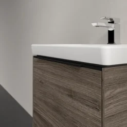 V&b subway 3.0 servantskap 47x42 stone oak m/lys håndtak i volcano black