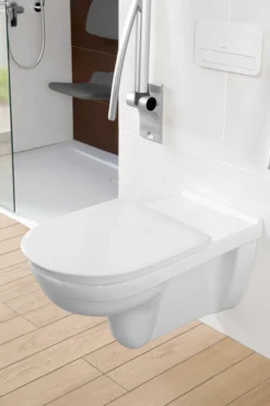 Villeroy & boch vicare toalettsete med gripekant, hvit alpin antibakterielt m/solid og gjennomgående hengsel